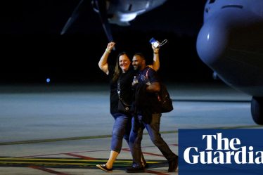<br />
<br />
<h1>Retour mouvementé pour les Australiens évacués de Nouvelle-Calédonie</h1><br />
<br />
<p>Des Australiens ont récemment fait un retour mouvementé chez eux après avoir été évacués de Nouvelle-Calédonie en raison de...</p><br />
<br />
<h2>Points importants de l'article :</h2><br />
<ul><br /> <li>Les Australiens évacués de Nouvelle-Calédonie sont rentrés chez eux</li><br /> <li>Leur retour a été marqué par...</li><br /> <li>La situation à Nouvelle-Calédonie avant l'évacuation</li><br />
</ul><br />
<br /> - 3