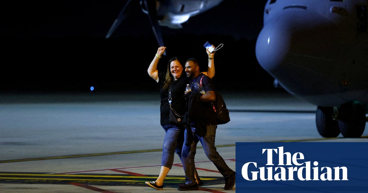 <br />
<br />
<h1>Retour mouvementé pour les Australiens évacués de Nouvelle-Calédonie</h1><br />
<br />
<p>Des Australiens ont récemment fait un retour mouvementé chez eux après avoir été évacués de Nouvelle-Calédonie en raison de...</p><br />
<br />
<h2>Points importants de l'article :</h2><br />
<ul><br /> <li>Les Australiens évacués de Nouvelle-Calédonie sont rentrés chez eux</li><br /> <li>Leur retour a été marqué par...</li><br /> <li>La situation à Nouvelle-Calédonie avant l'évacuation</li><br />
</ul><br />
<br /> 2 <br />
<br />
<h1>Retour mouvementé pour les Australiens évacués de Nouvelle-Calédonie</h1><br />
<br />
<p>Des Australiens ont récemment fait un retour mouvementé chez eux après avoir été évacués de Nouvelle-Calédonie en raison de...</p><br />
<br />
<h2>Points importants de l'article :</h2><br />
<ul><br /> <li>Les Australiens évacués de Nouvelle-Calédonie sont rentrés chez eux</li><br /> <li>Leur retour a été marqué par...</li><br /> <li>La situation à Nouvelle-Calédonie avant l'évacuation</li><br />
</ul><br />
<br /> - 1