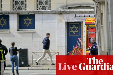<br />
<br />
<h1>Un homme armé abattu par la police après avoir mis le feu à une synagogue à Rouen</h1><br />
<br />
<p>La police française a été contrainte d'ouvrir le feu sur un individu armé qui avait mis le feu à une synagogue à Rouen. L'incident s'est déroulé hier soir, provoquant une vive émotion dans la communauté juive de la ville.</p><br />
<br />
<h2>Points importants de l'article :</h2><br />
<ul><br /> <li>Un homme armé incendie une synagogue à Rouen</li><br /> <li>La police française intervient et abat l'individu</li><br /> <li>Émotion dans la communauté juive de la ville</li><br />
</ul><br />
<br /> - 3