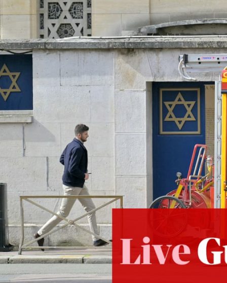 <br />
<br />
<h1>Un homme armé abattu par la police après avoir mis le feu à une synagogue à Rouen</h1><br />
<br />
<p>La police française a été contrainte d'ouvrir le feu sur un individu armé qui avait mis le feu à une synagogue à Rouen. L'incident s'est déroulé hier soir, provoquant une vive émotion dans la communauté juive de la ville.</p><br />
<br />
<h2>Points importants de l'article :</h2><br />
<ul><br /> <li>Un homme armé incendie une synagogue à Rouen</li><br /> <li>La police française intervient et abat l'individu</li><br /> <li>Émotion dans la communauté juive de la ville</li><br />
</ul><br />
<br /> 50 <br />
<br />
<h1>Un homme armé abattu par la police après avoir mis le feu à une synagogue à Rouen</h1><br />
<br />
<p>La police française a été contrainte d'ouvrir le feu sur un individu armé qui avait mis le feu à une synagogue à Rouen. L'incident s'est déroulé hier soir, provoquant une vive émotion dans la communauté juive de la ville.</p><br />
<br />
<h2>Points importants de l'article :</h2><br />
<ul><br /> <li>Un homme armé incendie une synagogue à Rouen</li><br /> <li>La police française intervient et abat l'individu</li><br /> <li>Émotion dans la communauté juive de la ville</li><br />
</ul><br />
<br /> - 49