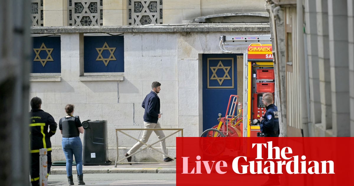 <br />
<br />
<h1>Un homme armé abattu par la police après avoir mis le feu à une synagogue à Rouen</h1><br />
<br />
<p>La police française a été contrainte d'ouvrir le feu sur un individu armé qui avait mis le feu à une synagogue à Rouen. L'incident s'est déroulé hier soir, provoquant une vive émotion dans la communauté juive de la ville.</p><br />
<br />
<h2>Points importants de l'article :</h2><br />
<ul><br /> <li>Un homme armé incendie une synagogue à Rouen</li><br /> <li>La police française intervient et abat l'individu</li><br /> <li>Émotion dans la communauté juive de la ville</li><br />
</ul><br />
<br /> 2 <br />
<br />
<h1>Un homme armé abattu par la police après avoir mis le feu à une synagogue à Rouen</h1><br />
<br />
<p>La police française a été contrainte d'ouvrir le feu sur un individu armé qui avait mis le feu à une synagogue à Rouen. L'incident s'est déroulé hier soir, provoquant une vive émotion dans la communauté juive de la ville.</p><br />
<br />
<h2>Points importants de l'article :</h2><br />
<ul><br /> <li>Un homme armé incendie une synagogue à Rouen</li><br /> <li>La police française intervient et abat l'individu</li><br /> <li>Émotion dans la communauté juive de la ville</li><br />
</ul><br />
<br /> - 1