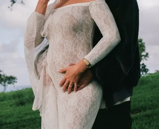 Regardons de plus près la nouvelle bague de fiançailles de Hailey Bieber 5 Hailey Bieber et Justin Bieber ont dévoilé de nouvelles alliances lors de l'annonce de leur grossesse.