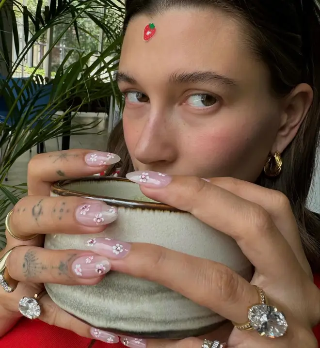 Regardons de plus près la nouvelle bague de fiançailles de Hailey Bieber 4 Hailey Bieber a sous-titré le message :