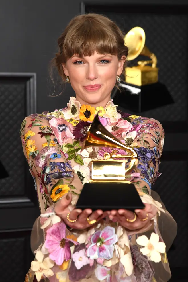 Tous les albums de Taylor Swift classés par année 11 Taylor Swift remporte le Grammy de l'album de l'année pour
