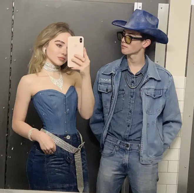 Sabrina Carpenter sort avec l'histoire, de ses ex-petits amis présumés à la personne avec qui elle sort... 9 Sabrina Carpenter et Griffen Gluck à Halloween 2019