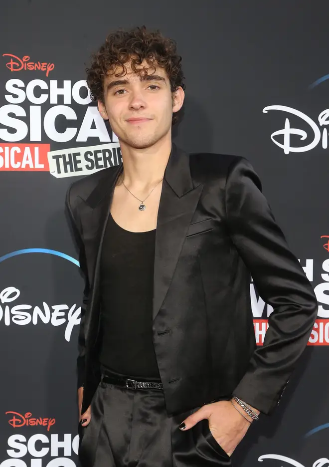 Sabrina Carpenter sort avec l'histoire, de ses ex-petits amis présumés à la personne avec qui elle sort... 8 Joshua Bassett et Sabrina Carpenter ont déclenché des rumeurs de romance en 2020