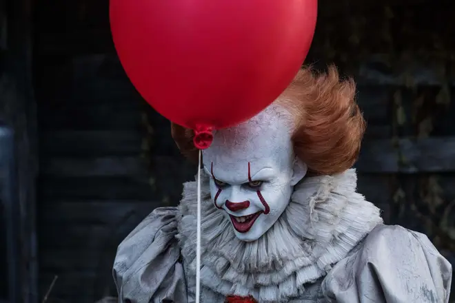C'est Bill Skarsgård qui dit que ses "opinions haineuses" à propos de son Pennywise l'ont empêché de... 5 Pennywise de Bill Skarsgard a reçu des commentaires haineux lors de sa première taquinerie