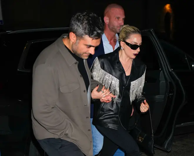 Lady Gaga est-elle vraiment enceinte ? Les rumeurs de grossesse expliquées 5 Lady Gaga est avec Michael Polansky depuis 2020