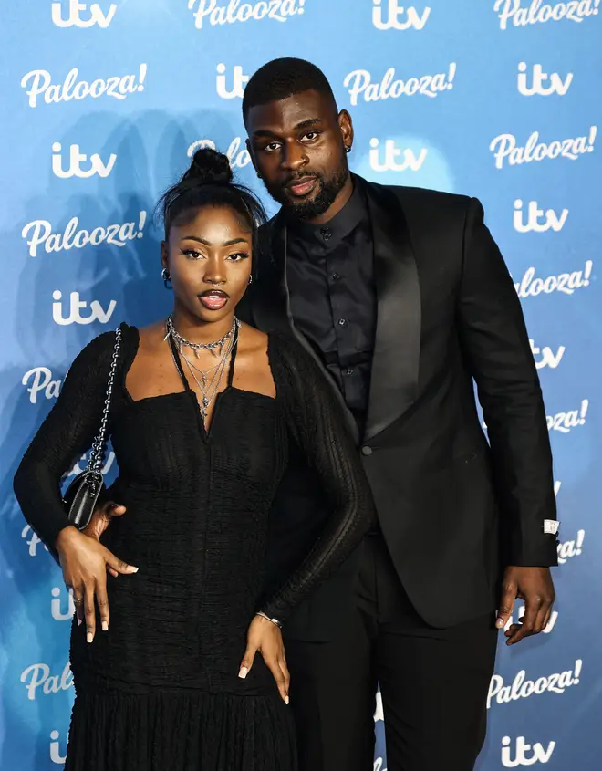 La vie d'Indiyah Polack après Love Island, y compris son âge, son travail et son petit ami Dami Hope 6 Indiyah Polack et Dami Hope sont ensemble depuis un an