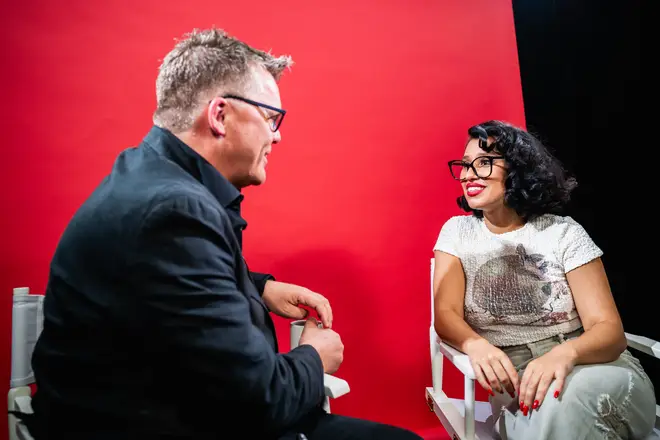 Le doux moment où Raye a retrouvé son professeur d'école britannique 4 Raye et son professeur ont eu une longue conversation pour célébrer la sortie de