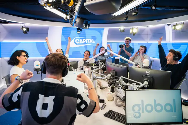 Raye entre dans l'histoire avec sa nouvelle chanson « Genesis » lors du Capital Breakfast 4 Le moment après que Raye a joué « Genesis » à la radio pour la première fois