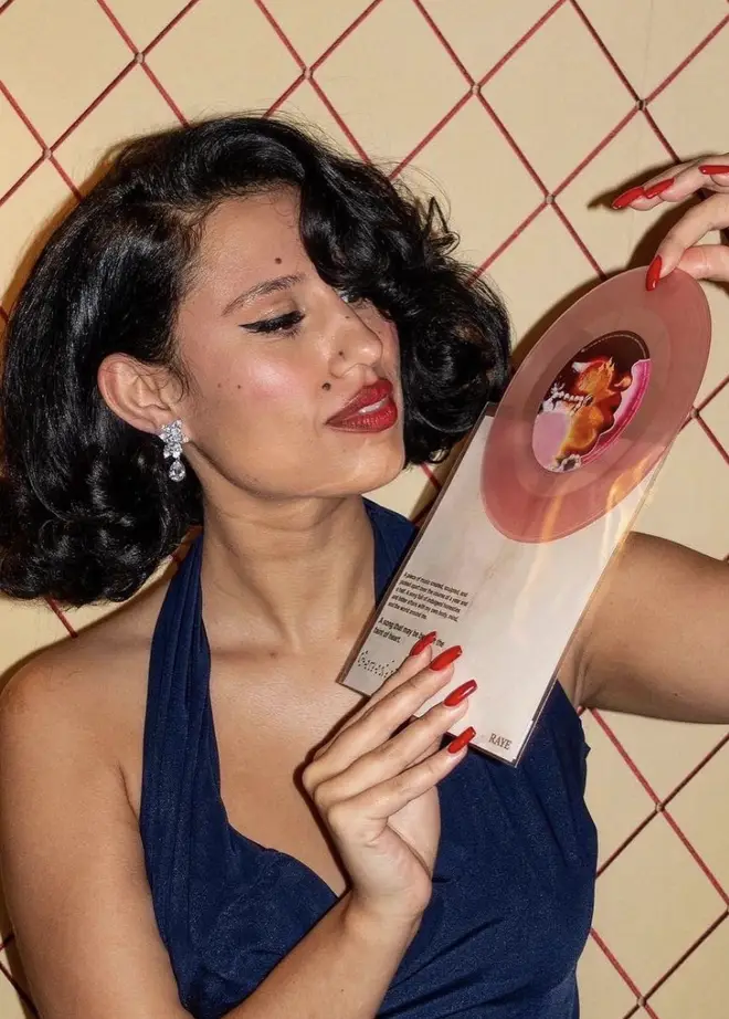 Raye explique les paroles et la signification puissantes de « Genesis » 4 Une plongée profonde dans le single « Genesis » de Raye