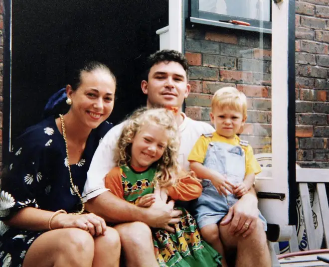 Qu'est-il arrivé à la mère de Joey Essex ? Tout ce qu'il a dit sur la tragédie 4 Frankie Essex a partagé cette photo d'elle avec son frère et ses parents devant leur ancienne maison