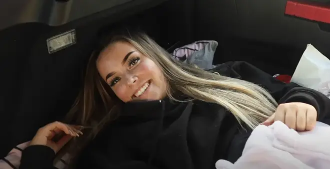 Harriett Blackmore de Love Island avant la villa et un examen plus approfondi de sa transformation 5 Harriet Blackmore de Love Island est une amie proche du vlogger Saffron Barker