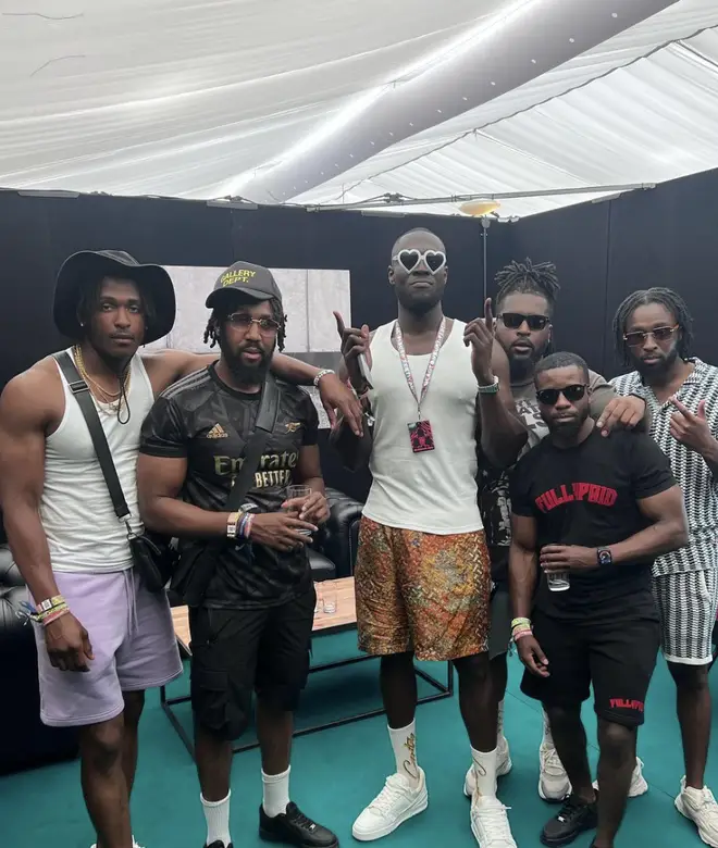 5 faits sur Omar Nyame de Love Island 2024, y compris son âge, son travail et son ami célèbre 5 Omar dans les coulisses avec Stormzy et ses amis à Glastonbury