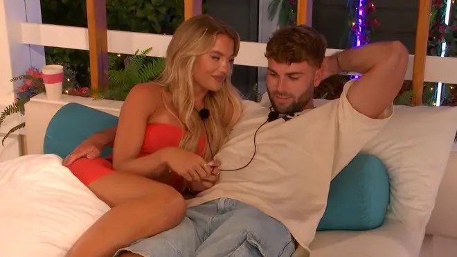 Chronologie de la relation entre Love Island Molly Smith et Tom Clare 13 Le public a associé Molly à Tom après son entrée dans la villa comme une bombe.