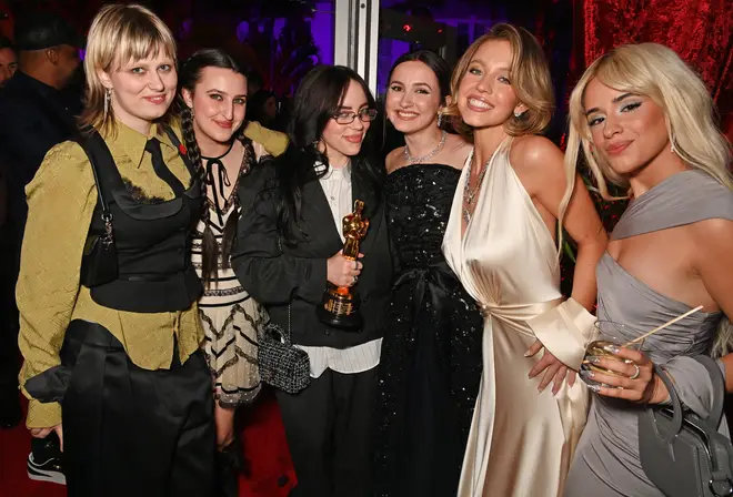 Billie Eilish explique comment les Oscars sont devenus sa soirée préférée de 2024 jusqu'à présent 5 Billie Eilish, Zoe Donahoe, Maude Apatow, Sydney Sweeney et Camila Cabell à la soirée des Oscars de Vanity Fair