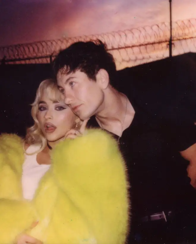 Les fans pensent que « Please Please Please » de Sabrina Carpenter a taquiné un troisième « Short n »... 5 La vidéo de Sabrina Carpenter pour « Please Please Please » mettait en vedette son vrai petit ami Barry Keoghan