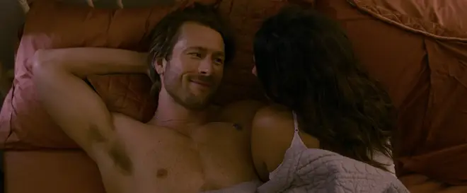 Glen Powell et Adria Arjona de Hit Man sont partis avec "Crazy Rash" après une scène de bain intime 6 Glen Powell et Adria Arjona dans Hit Man sur Netflix