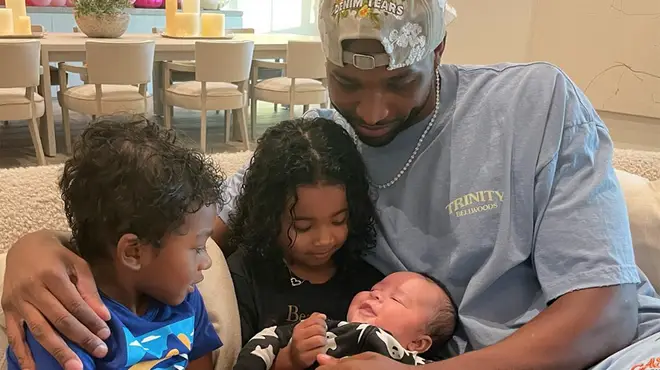 Khloe Kardashian et Tristan Thompson sont-ils de nouveau ensemble ? 5 Tristan Thompson fait un câlin à ses enfants
