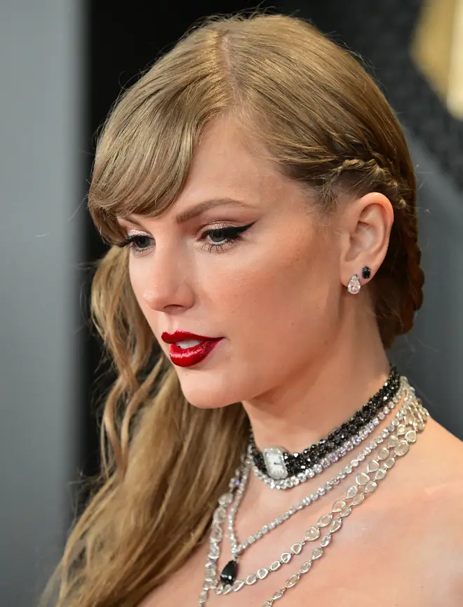 Taylor Swift a porté un collier de montre en diamant noir personnalisé à la 66e cérémonie des Grammy Awards