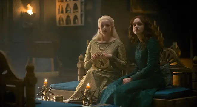 House of the DragonOlivia Cooke de 's critique l'écart d'âge entre elle et les enfants d'Alicent 6 Olivia Cooke et Phia Saban dans House of the Dragon saison 1
