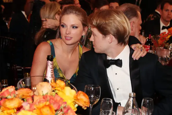 Taylor Swift et Joe Alwyn à la 77e cérémonie annuelle des Golden Globe Awards en 2020