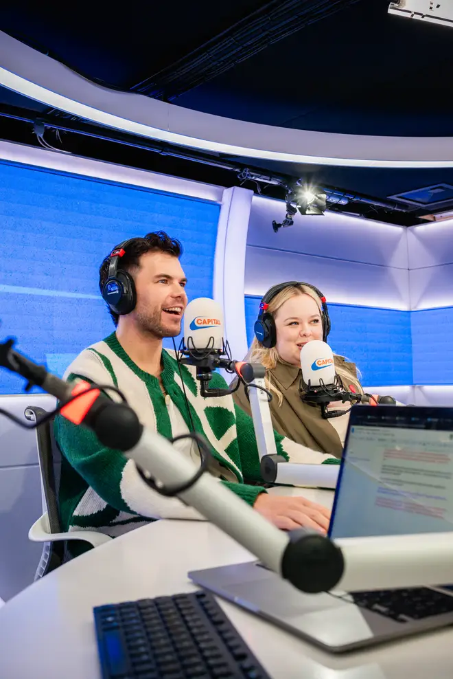 Nicola Coughlan de Bridgerton révèle ce qu'elle et Luke portaient pour la scène miroir "nue" 5 Nicola et Luke sont entrés dans les studios de Capital