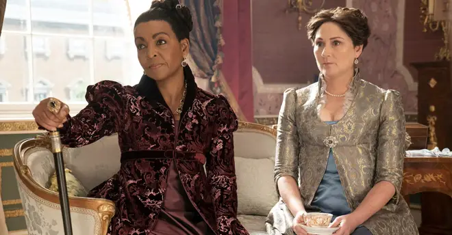 La Chronique des Bridgerton Saison 3 : La liaison entre le père de Lady Danbury et Violet Bridgerton expliquée 7 Lady Danbury et Violet Bridgerton reconnaissent l'affaire Lord Ledger dans la saison 3 de Bridgerton