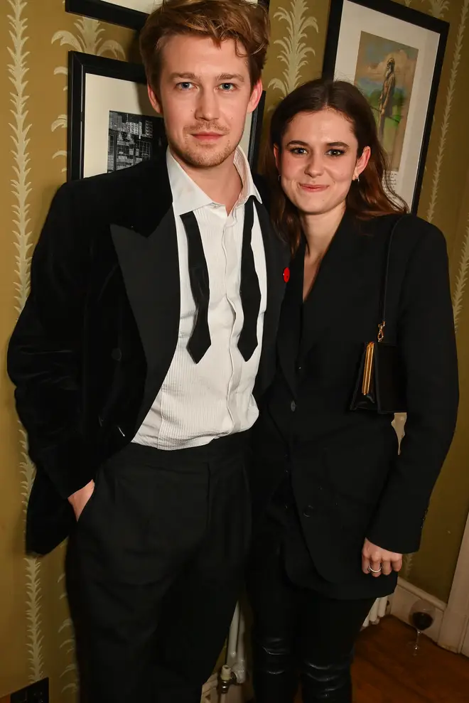Avec qui Joe Alwyn sort-il? Ce que nous savons de sa nouvelle petite amie 5 Joe Alwyn et Alison Oliver ont été aperçus ensemble plus tôt en 2024
