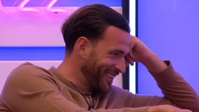 Ronnie Vint de Love Island porte-t-il une perruque ? 5 Ronnie Vint a eu une aventure avec l'ex-insulaire Amber Davies à l'extérieur de la villa