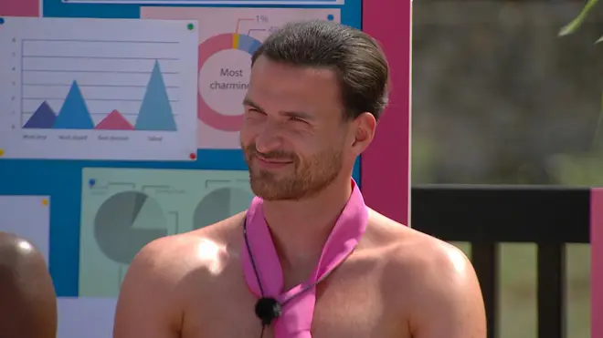Ronnie Vint de Love Island porte-t-il une perruque ? 4 Ronnie Vint est un footballeur de Londres