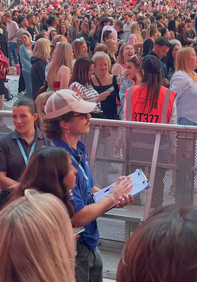 Regardez le moment où Benson Boone a escaladé le stade de Wembley pour les fans au... 4 Benson Boone repéré vêtu des vêtements de l'équipage Capital