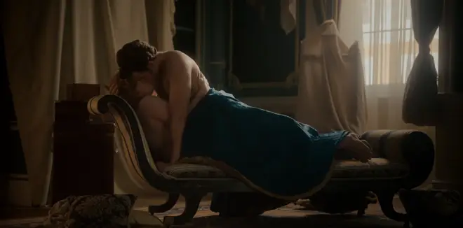 La saison 3 de Bridgerton coupe des scènes de sexe du montage final de la série 4 Nicola Coughlan et Luke Newton portaient des vêtements pudiques pour la scène de sexe de Penelope et Colin