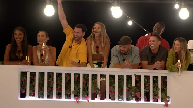 Ronnie Vint et Matilda Draper de Love Island sont-ils sortis ensemble ? Leur histoire commune expliquée 4 Ronnie était très excité quand la bombe est arrivée