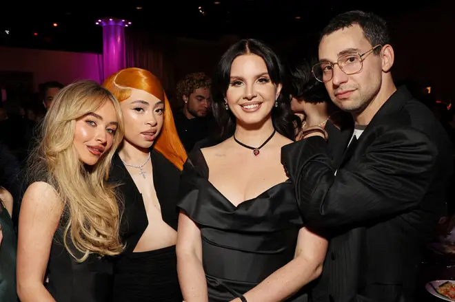 Sabrina Carpenter défend Jack Antonoff avant la sortie de "Short N' Sweet" 5 Jack Antonoff a travaillé avec Sabrina Carpenter sur son sixième album studio