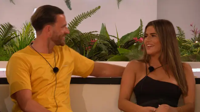 Matilda de Love Island prévient Harriett que Ronnie est un « gars d'un soir » 4 Matilda Draper de Love Island sortait avec l'un des amis de Ronnie Vint