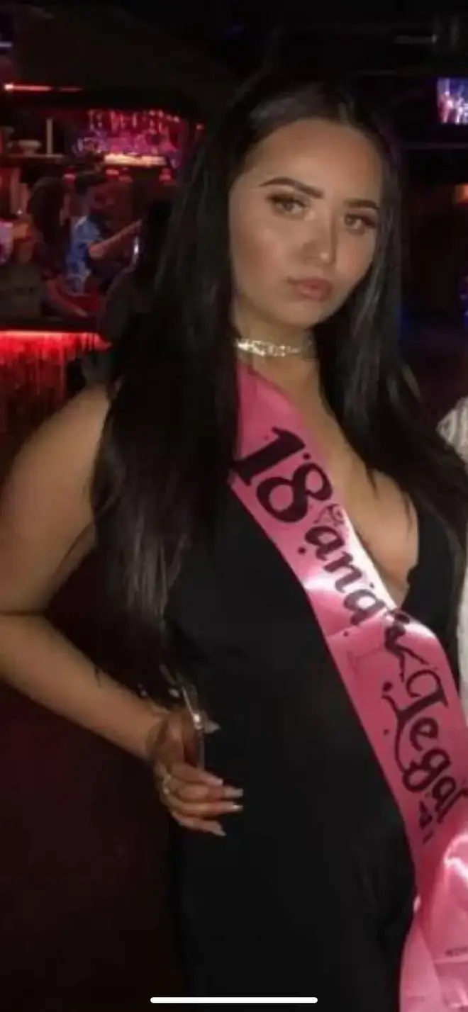 Nicole Samuel de Love Island avant la villa et un examen plus approfondi de sa transformation 5 Nicole Samuel devant la villa lors des célébrations de ses 18 ans