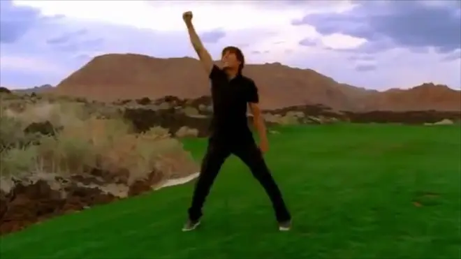 Zac Efron révèle qu'il a improvisé la performance "Bet On It" dans High School Musical 2 4 La performance