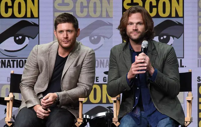 Jensen Ackles et Jared Padalecki lors d'un panel Supernatural Comic-Con en 2017