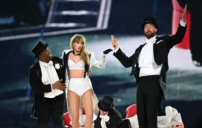 Travis Kelce explique pourquoi il est « tombé » amoureux de Taylor Swift dans une admission adorable 5 Travis Kelce a rejoint Taylor Swift sur scène lors de la tournée Eras