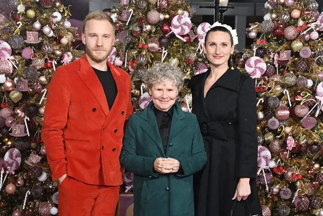 Bessie Carter et Sam Phillips de Bridgerton confirment les rumeurs de rencontres avec un baiser 5 Sam Phillips avec Bessie Carter et sa mère Imelda Staunton