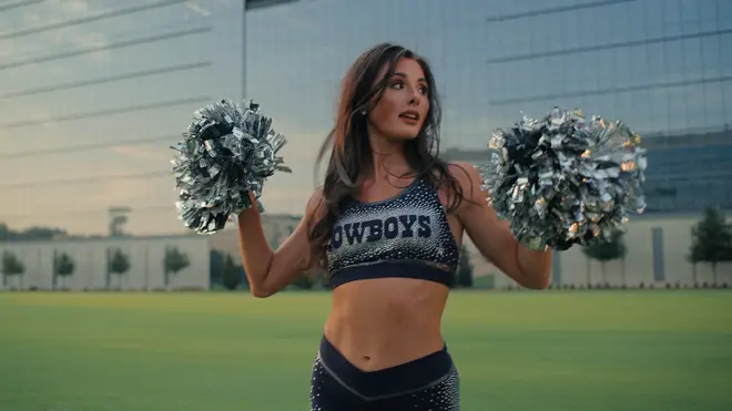 Combien les pom-pom girls des Cowboys de Dallas sont-elles payées ? Les téléspectateurs sont choqués par les bas salaires 7 La recrue Reece Allman travaille à temps partiel dans un magasin de fleurs en plus du programme exténuant des pom-pom girls des Cowboys.