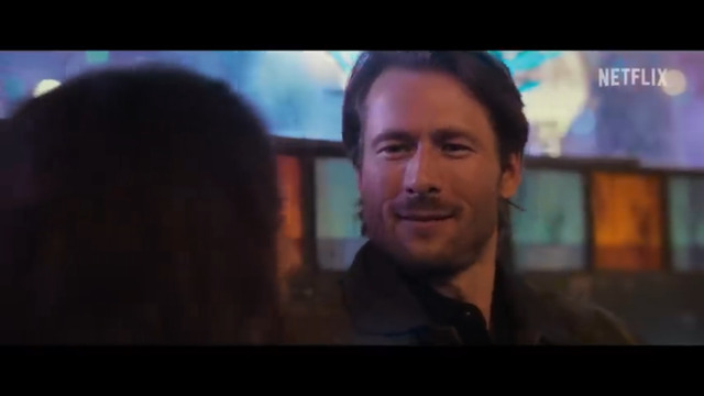Glen Powell et Adria Arjona de Hit Man sont partis avec "Crazy Rash" après une scène de bain intime - 4