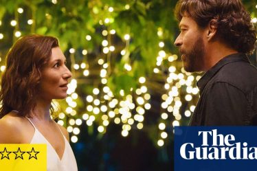 Critique de Find Me Falling - Harry Connick Jr en route pour Chypre dans une comédie romantique Netflix moyenne | Films romantiques - 2