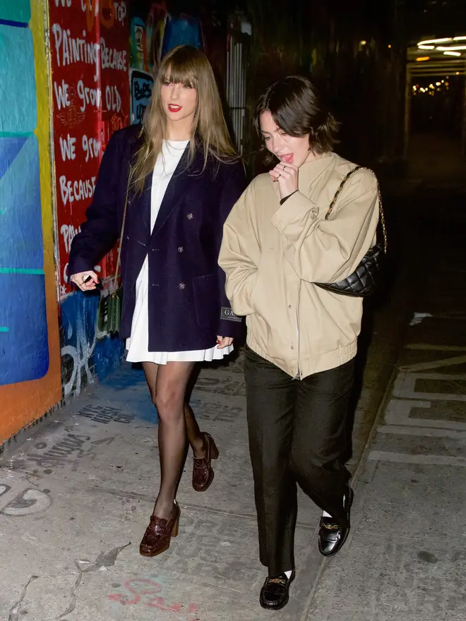 Gracie Abrams parle de son amitié avec Taylor Swift et de la définition de la « Quinzaine »... 4 Taylor Swift et Gracie Abrams se sont liées pendant un dîner