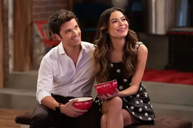 Miranda Cosgrove confirme qu'un film iCarly se produira après l'annulation du redémarrage 6 Carly et Freddie dans iCarly saison 3