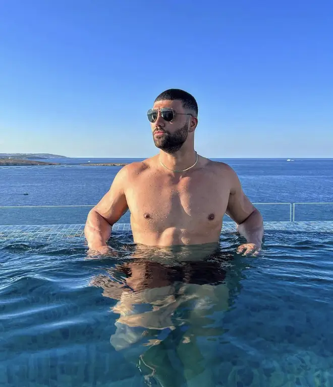 Qui est Blade Siddiqi de Love Island ? Âge, taille, emploi et plus 4 Blade entra dans la villa principale en compagnie de Grace.