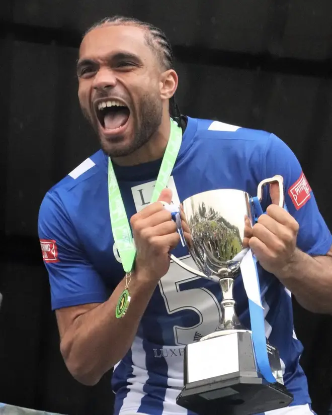 Reuben joue au football pour le Chertsey FC