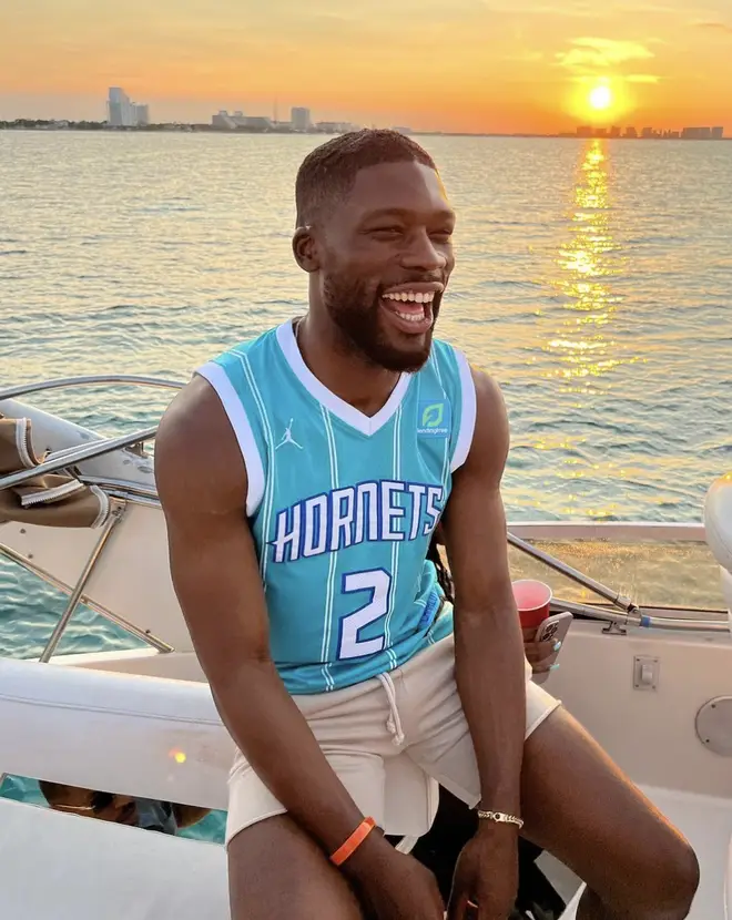 Josh Oyinsan de Love Island, âge, taille, équipe de football, copain de Premier League et plus 4 Josh est entré dans la villa Love Island